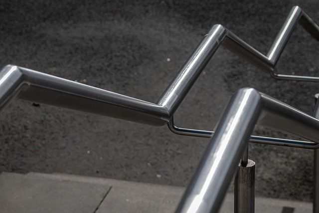Balustrady ze stali nierdzewnej – jak dbać, aby na długo zachowały swój blask?