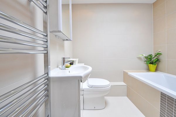 Oświetlenie w Twojej łazience - jak wybrać odpowiednie oprawy?