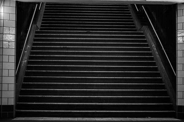 Niezawodność i atrakcyjność - balustrady ze stali nierdzewnej z elementami szklanymi